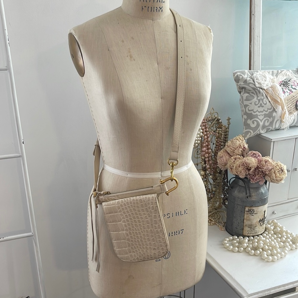 Cross body belt bag